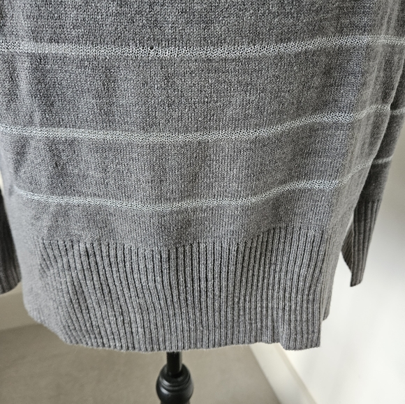 💕NWOT Soho new york top gray with silver mettalic striped size small - Picture 7 of 9